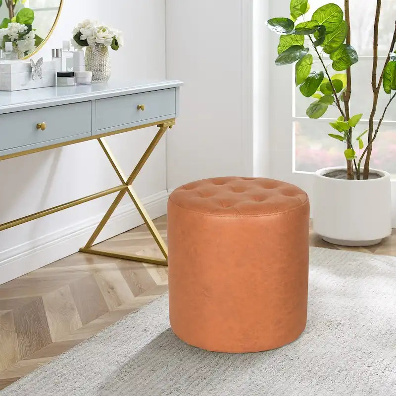 Pouf rotondo rivestito in similpelle trapuntata con bottoni poggiapiedi